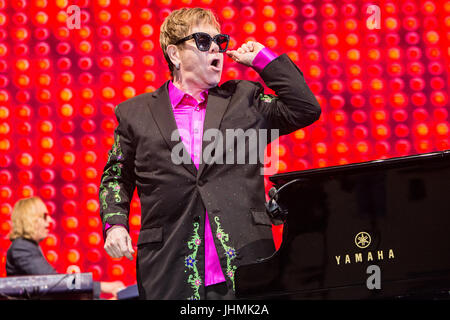 Mantova Italie. 14 juillet 2017. La chanteuse et pianiste compositeur Sir Elton John il se produit sur scène dans Piazza Sordello pendant le "Merveilleux Crazy Night Tour' Credit : Rodolfo Sassano/Alamy Live News Banque D'Images