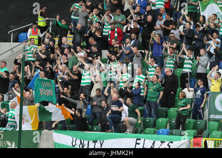 Windsor Road, Belfast, Royaume-Uni. 14 juillet 2017. Linfield v Celtic (UEFA CL QR2 1ère manche). Celtic fans applaudissent leur équipe sur le terrain. CAZIMB:Crédit/Alamy Live News. Banque D'Images