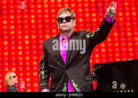 Mantova Italie. 14 juillet 2017. La chanteuse et pianiste compositeur Sir Elton John il se produit sur scène dans Piazza Sordello pendant le "Merveilleux Crazy Night Tour' Credit : Rodolfo Sassano/Alamy Live News Banque D'Images