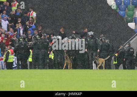 Windsor Road, Belfast, Royaume-Uni. 14 juillet 2017. Linfield v Celtic (UEFA CL QR2 1ère manche). Agents PSNI tensions garder sous contrôle. CAZIMB:Crédit/Alamy Live News. Banque D'Images