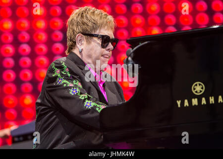 Mantova Italie. 14 juillet 2017. La chanteuse et pianiste compositeur Sir Elton John il se produit sur scène dans Piazza Sordello pendant le "Merveilleux Crazy Night Tour' Credit : Rodolfo Sassano/Alamy Live News Banque D'Images