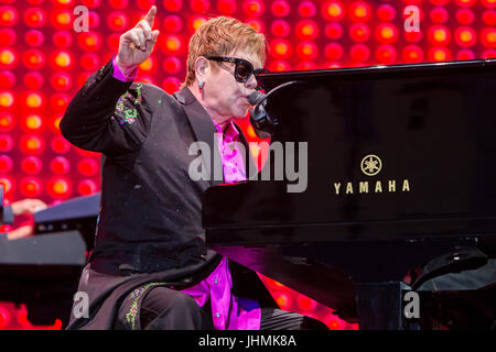 Mantova Italie. 14 juillet 2017. La chanteuse et pianiste compositeur Sir Elton John il se produit sur scène dans Piazza Sordello pendant le "Merveilleux Crazy Night Tour' Credit : Rodolfo Sassano/Alamy Live News Banque D'Images