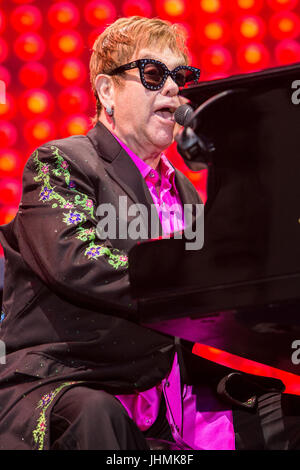 Mantova Italie. 14 juillet 2017. La chanteuse et pianiste compositeur Sir Elton John il se produit sur scène dans Piazza Sordello pendant le "Merveilleux Crazy Night Tour' Credit : Rodolfo Sassano/Alamy Live News Banque D'Images