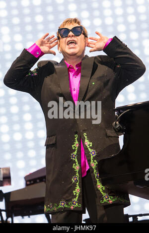 Mantova Italie. 14 juillet 2017. La chanteuse et pianiste compositeur Sir Elton John il se produit sur scène dans Piazza Sordello pendant le "Merveilleux Crazy Night Tour' Credit : Rodolfo Sassano/Alamy Live News Banque D'Images