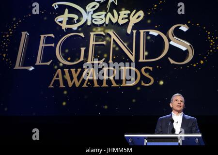 Los Angeles, Californie, USA. 14 juillet, 2017. Bob Iger, président et chef de la direction de Walt Disney prend la parole lors du Disney Legends Awards à la D23 Expo convention ventilateur au centre des congrès d'Anaheim, Californie, le 14 juillet 2017. Ringo : crédit Chiu/ZUMA/Alamy Fil Live News Banque D'Images
