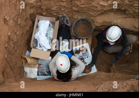 Guadalajara, Espagne. 28 janvier, 2016. Maria Molinero Zapata est bénévole. Elle est l'enveloppe des os dans les journaux. La photo du président de l'Espagne, Mariano Rajoy, est visible prêt à couvrir les restes d'une victime.Janvier 2016. Exhumation de Timoteo Mendieta à Guadalajara.Timoteo Mendieta Alcala a été exécuté contre le mur du cimetière de Guadalajara le 16 novembre 1939 - L'un des quelque 822 exécutions effectuées au cimetière de 1939 à 1944. Le père-de-sept avaient été le dirigeant local du syndicat UGT socialiste dans le village de Sacedon, où il avait travaillé comme un boucher. Au cours de Banque D'Images