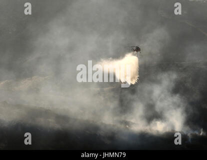 Goleta, Californie, USA. 14 juillet, 2017. Chute d'un hélicoptère de l'eau sur le feu vendredi 14 juillet Whittier, 2017. Crédit : Daniel Dreifuss/Alamy Live News Banque D'Images