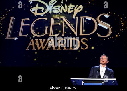 Anaheim, États-Unis. 14 juillet, 2017. Bob Iger, président et chef de la direction de Walt Disney, prend la parole lors du Disney Legends Awards à la D23 Expo convention ventilateur au centre des congrès d'Anaheim, Californie, États-Unis, le 14 juillet 2017. Credit : Zhao Hanrong/Xinhua/Alamy Live News Banque D'Images