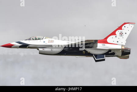 Le Gloucestershire, Royaume-Uni. 14 juillet, 2017. Le lieutenant-colonel Jason entendu est le commandant/chef de l'US Air Force, l'Escadron de démonstration aérienne des ondes Thunderbirds aux foules au Royal International Tattoo ( RIAT) 2017 à la base aérienne de Fairford, Gloucestershire Crédit : Jules annan/Alamy Live News Banque D'Images