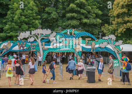 Henham Park, Suffolk, UK. 15 juillet, 2017. Une chaleureuse bienvenue à l'Arena - Le Festival Latitude 2017, Henham Park. Suffolk 15 Juillet 2017 Crédit : Guy Bell/Alamy Live News Banque D'Images