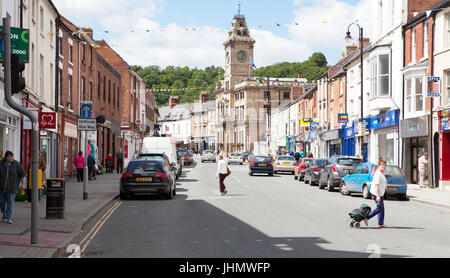 Shopper à Welshpool Powys, au Pays de Galles, Royaume-Uni Banque D'Images