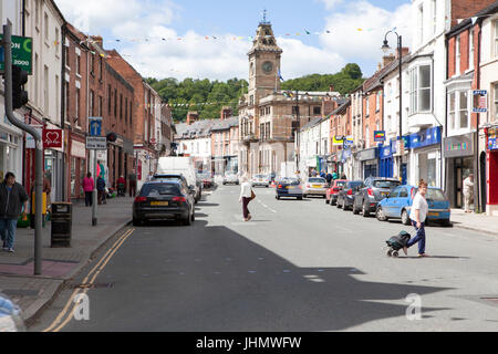 Shopper à Welshpool Powys, au Pays de Galles, Royaume-Uni Banque D'Images