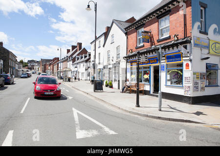 Shopper à Welshpool Powys, au Pays de Galles, Royaume-Uni Banque D'Images