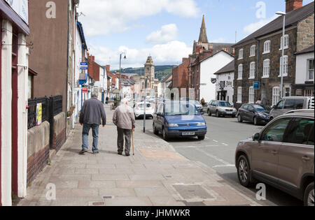 Shopper à Welshpool Powys, au Pays de Galles, Royaume-Uni Banque D'Images