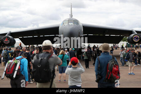 Les gens prennent des photos d'un Boeing B-52H Stratofortress au 2017 Royal International Air Tattoo à Fairford de la RAF dans le Gloucestershire. Banque D'Images