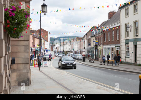 Shopper à Welshpool Powys, au Pays de Galles, Royaume-Uni Banque D'Images