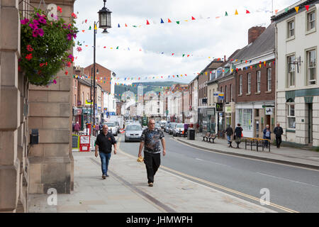 Shopper à Welshpool Powys, au Pays de Galles, Royaume-Uni Banque D'Images