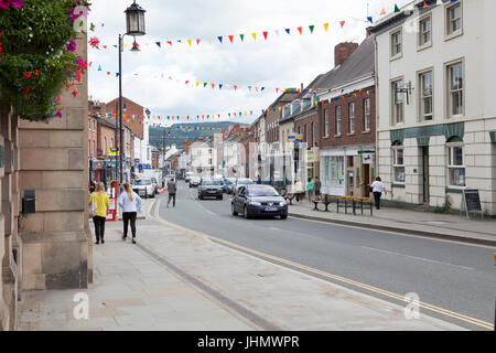 Shopper à Welshpool Powys, au Pays de Galles, Royaume-Uni Banque D'Images