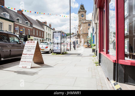 Shopper à Welshpool Powys, au Pays de Galles, Royaume-Uni Banque D'Images