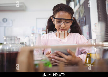 Elementary Student using digital tablet au laboratoire Banque D'Images