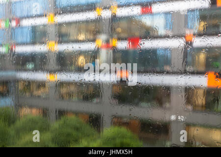 Gouttes de pluie sur la fenêtre de bureau Banque D'Images