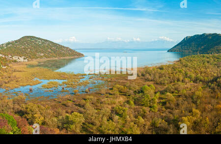 Vue panoramique sur le lac de Skadar journée ensoleillée d'automne, le Monténégro Banque D'Images