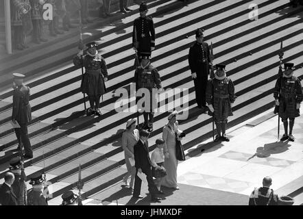 Les étapes de la Cathédrale St Paul voit la princesse Marina, duchesse de Kent quitter avec ses enfants après le Service d'action de grâce. Gardiens Yeoman de la tour de Londres les étapes en ligne. Banque D'Images