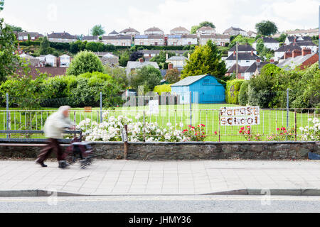 Femme âgée marcher à Welshpool Powys, au Pays de Galles Banque D'Images