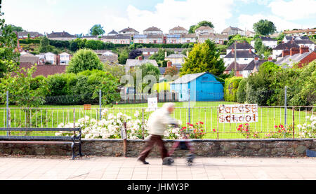 Femme âgée marcher à Welshpool Powys, au Pays de Galles Banque D'Images