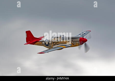 P-51 Mustang avion WWII fighter voler grâce au air show Banque D'Images