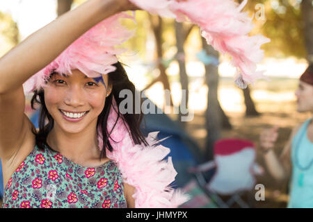 Portrait de jeune femme écharpe fourrure rose Banque D'Images