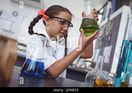 Élève d'école élémentaire l'examen chimique vert de 24 à science laboratory Banque D'Images