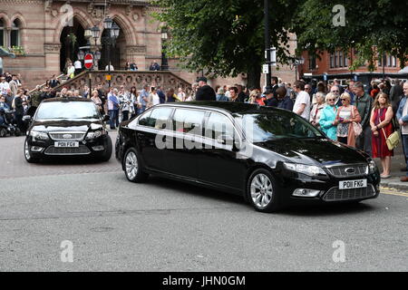 Le cortège funèbre de l'agente-détective Elaine McIvor, 43, un agent de police au service de Cheshire, qui a été tué dans l'attentat terroriste Manchester Arena arrive à la cathédrale de Chester pour son service funéraire. Banque D'Images