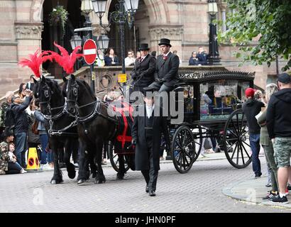 Le cortège funèbre de l'agente-détective Elaine McIvor, 43, un agent de police au service de Cheshire, qui a été tué dans l'attentat terroriste Manchester Arena arrive à la cathédrale de Chester pour son service funéraire. Banque D'Images