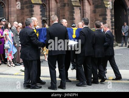 Le cercueil de l'agente-détective Elaine McIvor, 43, un agent de police au service de Cheshire, qui a été tué dans l'attentat terroriste Manchester Arena est transportée dans la cathédrale de Chester pour son service funéraire. Banque D'Images