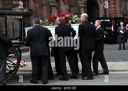 Le cercueil de l'agente-détective Elaine McIvor, 43, un agent de police au service de Cheshire, qui a été tué dans l'attaque terroriste à la bombe Arena de Manchester, est placé dans le corbillard après son service funèbre à la cathédrale de Chester. Banque D'Images