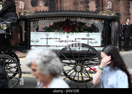 Le cercueil de l'agente-détective Elaine McIvor, 43, un agent de police au service de Cheshire, qui a été tué dans l'attaque terroriste à la bombe Arena de Manchester, est pris à partir de la cathédrale de Chester après son service funéraire. Banque D'Images