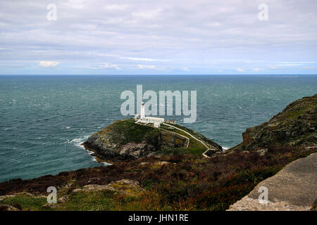 Une vue générale du phare de South Stack à Anglesey, au nord du Pays de Galles. Banque D'Images