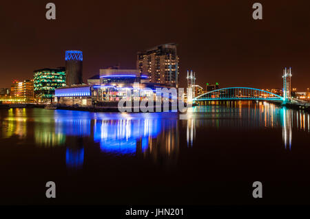 Théâtre Quays, Salford Quays et bâtiments la nuit, MediaCityUK Manchester, Royaume-Uni Banque D'Images