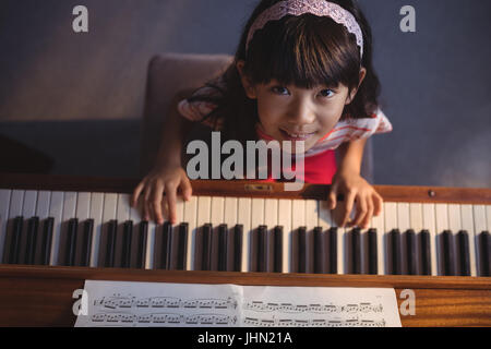 Portrait de frais généraux girl playing piano en classe à l'école de musique Banque D'Images
