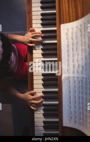 Vue de dessus de girl playing piano en classe à l'école de musique Banque D'Images