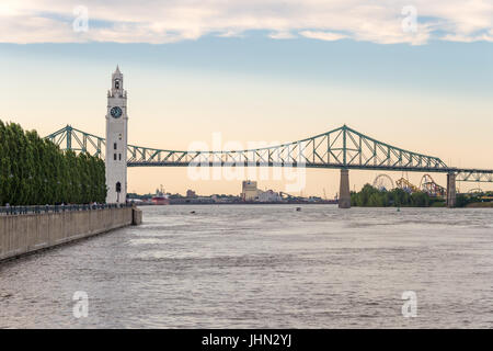 Montréal, CA - 13 juillet 2017 : Tour de l'horloge de Montréal et Jacques Cartier Bridge au coucher du soleil en été Banque D'Images