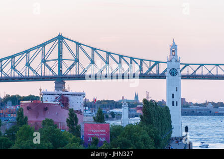 Montréal, CA - 13 juillet 2017 : Tour de l'horloge de Montréal et Jacques Cartier Bridge au coucher du soleil en été Banque D'Images