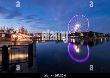 Montréal, Canada - 13 juillet 2017 : la roue d'observation de Montréal (Grande Roue de Montréal) dans le Vieux Port de Montréal de nuit Banque D'Images