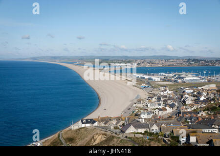 Vue depuis Fortuneswell, Portland Bill, Dorset, avec plage de Chesil dans la distance Banque D'Images