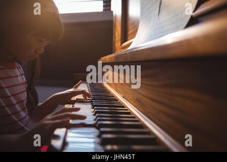 L'accent girl practicing piano en classe à l'école de musique Banque D'Images