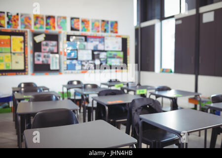 Intérieur de classe vide avec un bureau et des chaises Banque D'Images