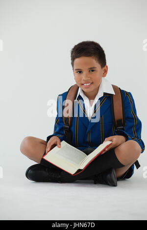 Portrait of businesswoman reading book on white background Banque D'Images