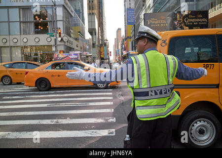 Agent de circulation nypd avec sifflet dans la bouche de diriger la circulation sur la 6e Avenue New York City USA Banque D'Images