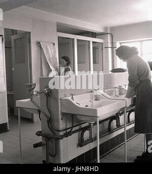 Années 1950, historiques, les filles vont aux toilettes à un collège de formation des enseignants, England, UK. Banque D'Images